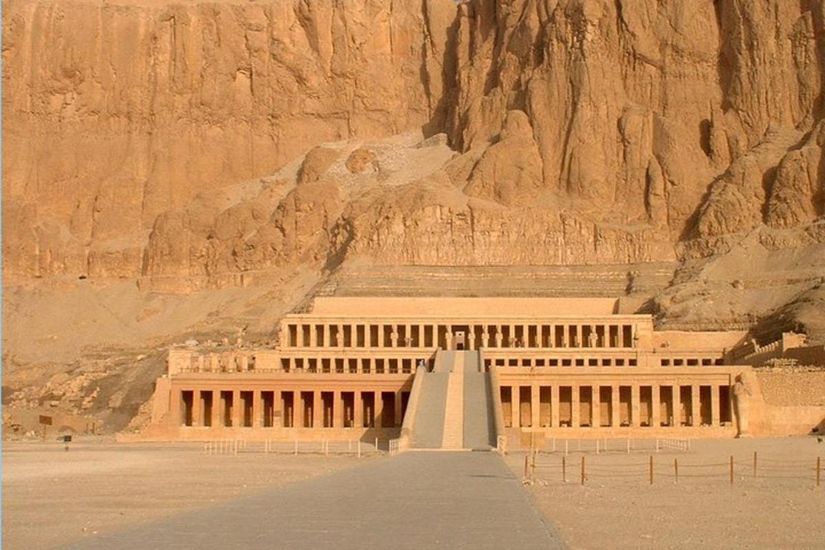 un edifici al mig del desert
