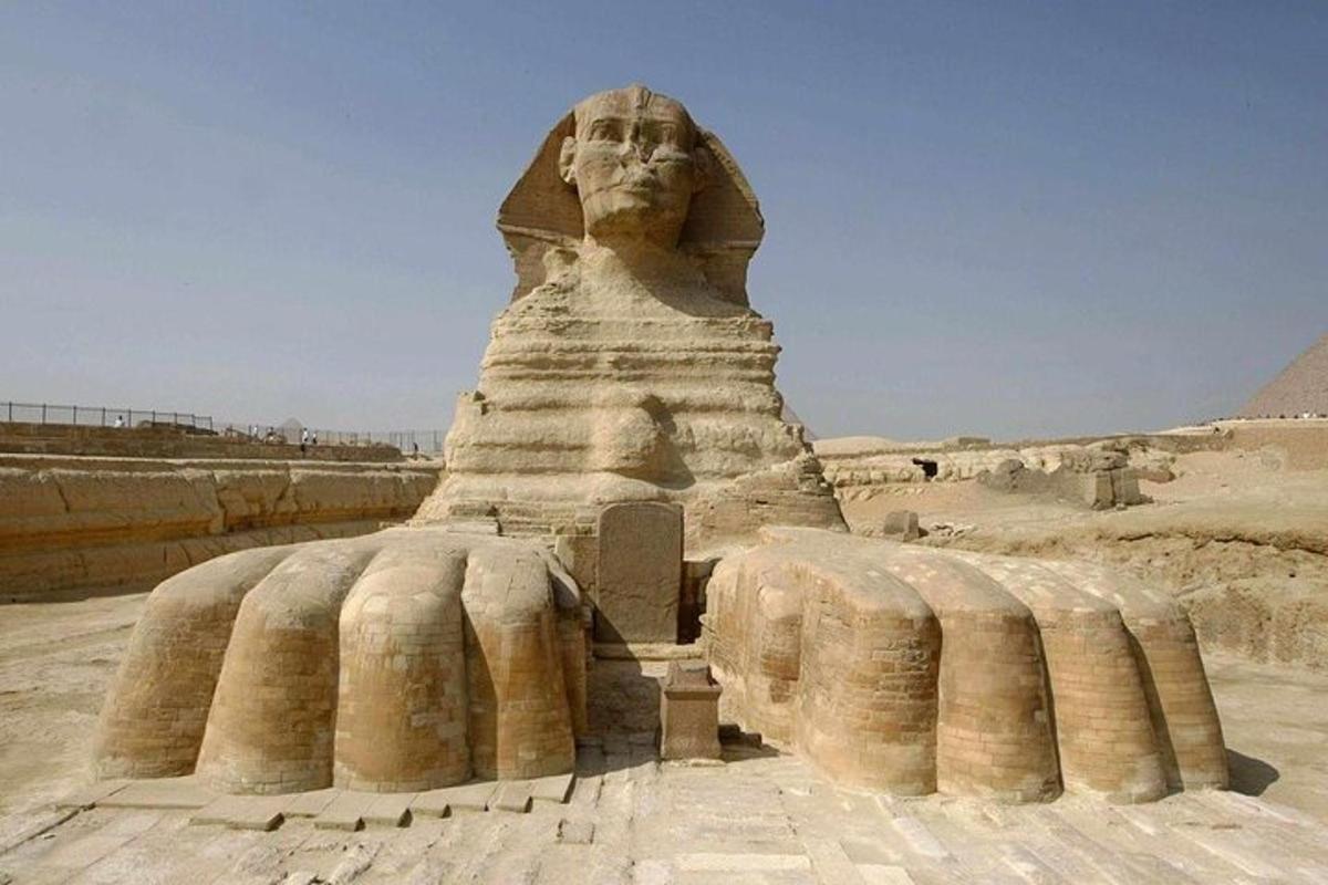 una gran estàtua al mig del desert
