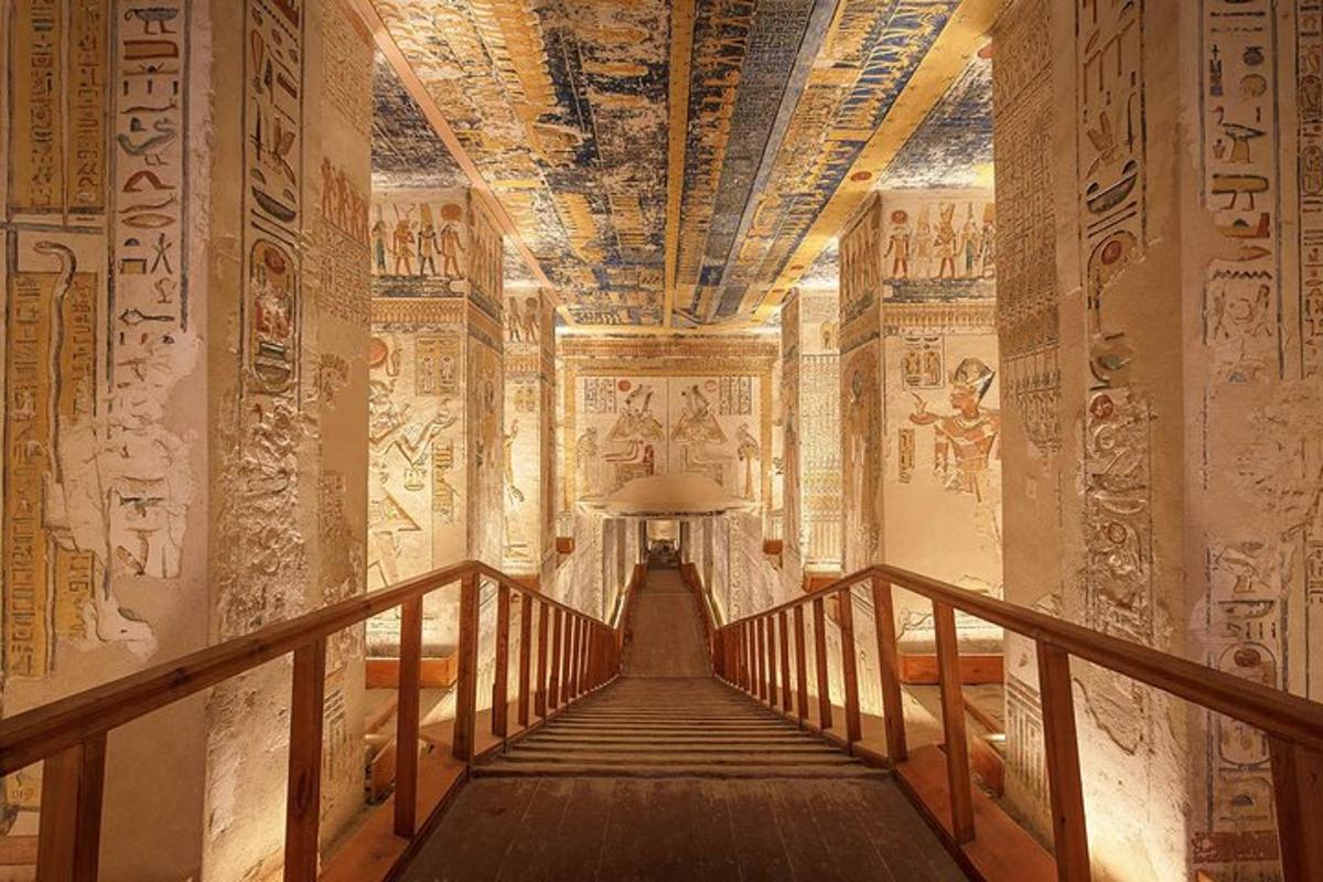 un passadís d'un edifici antic amb pintures a les parets