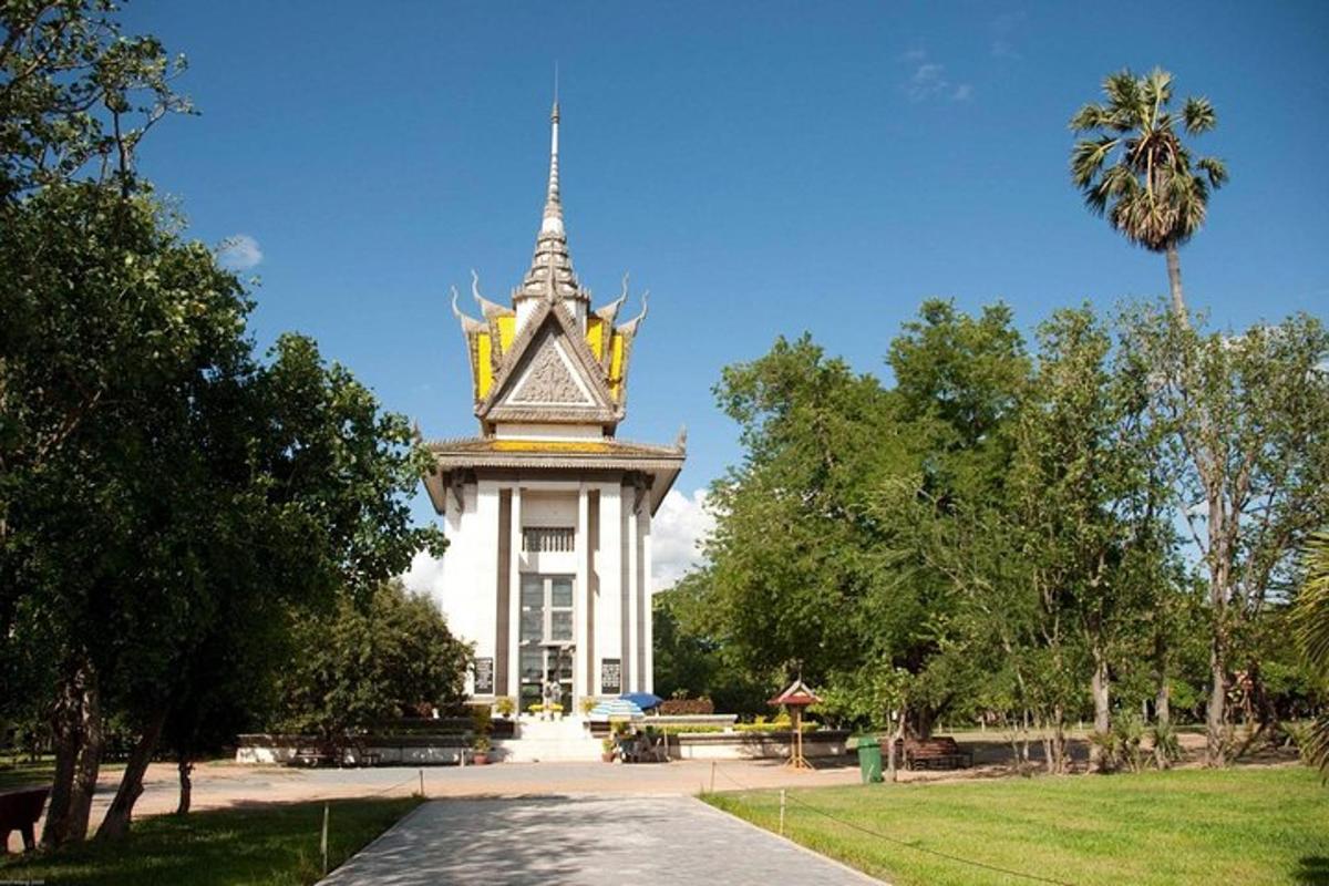 sebuah bangunan dengan menara jam di taman