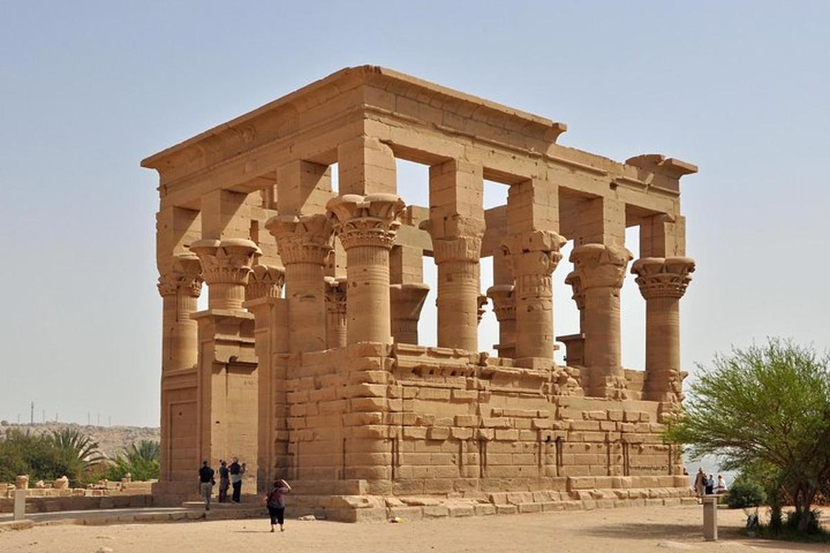 مبنى قديم يقف الناس أمامه