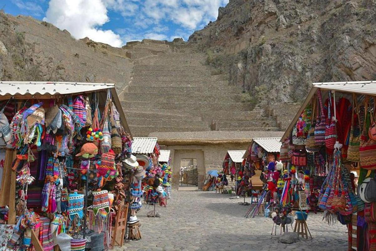 un mercato con un sacco di negozi con scale sullo sfondo