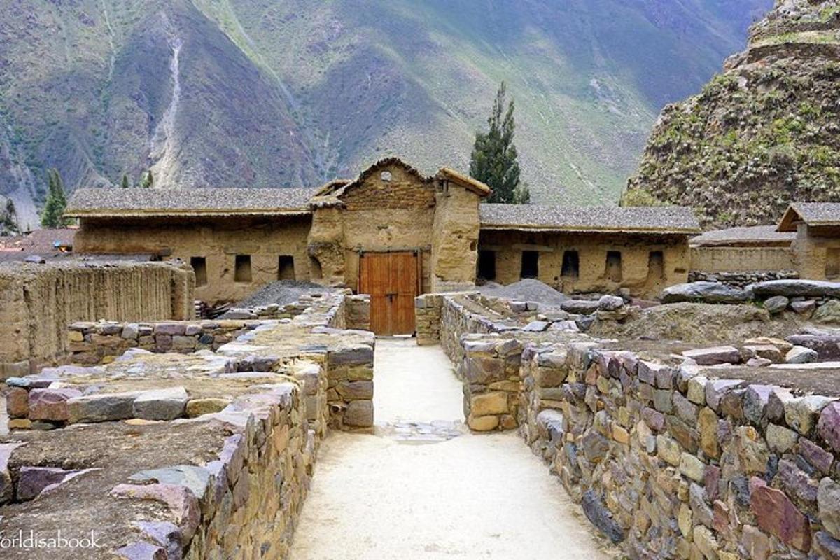 un edificio in pietra con una porta di legno in una montagna