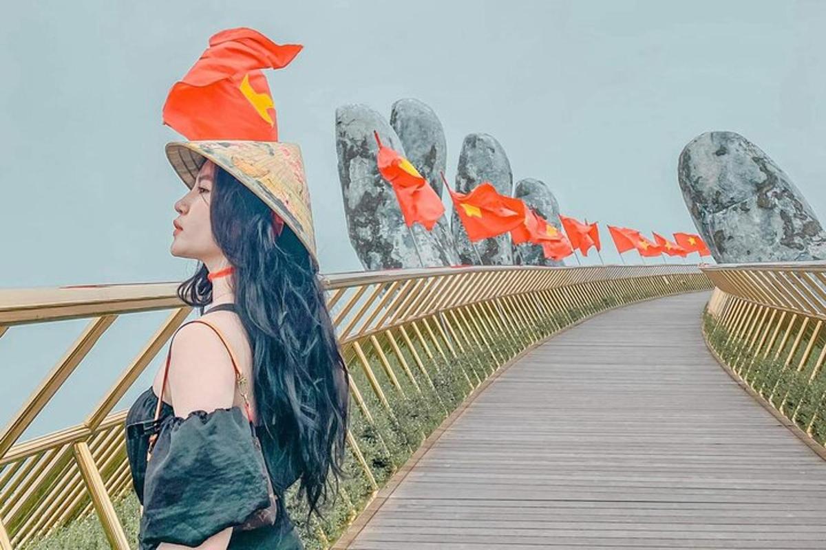 kona stendur á brú með hatt