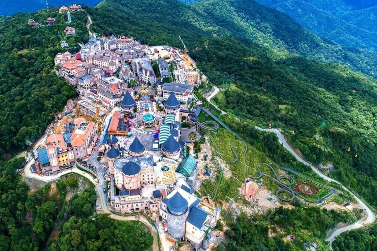 una vista aérea de un complejo turístico en una montaña