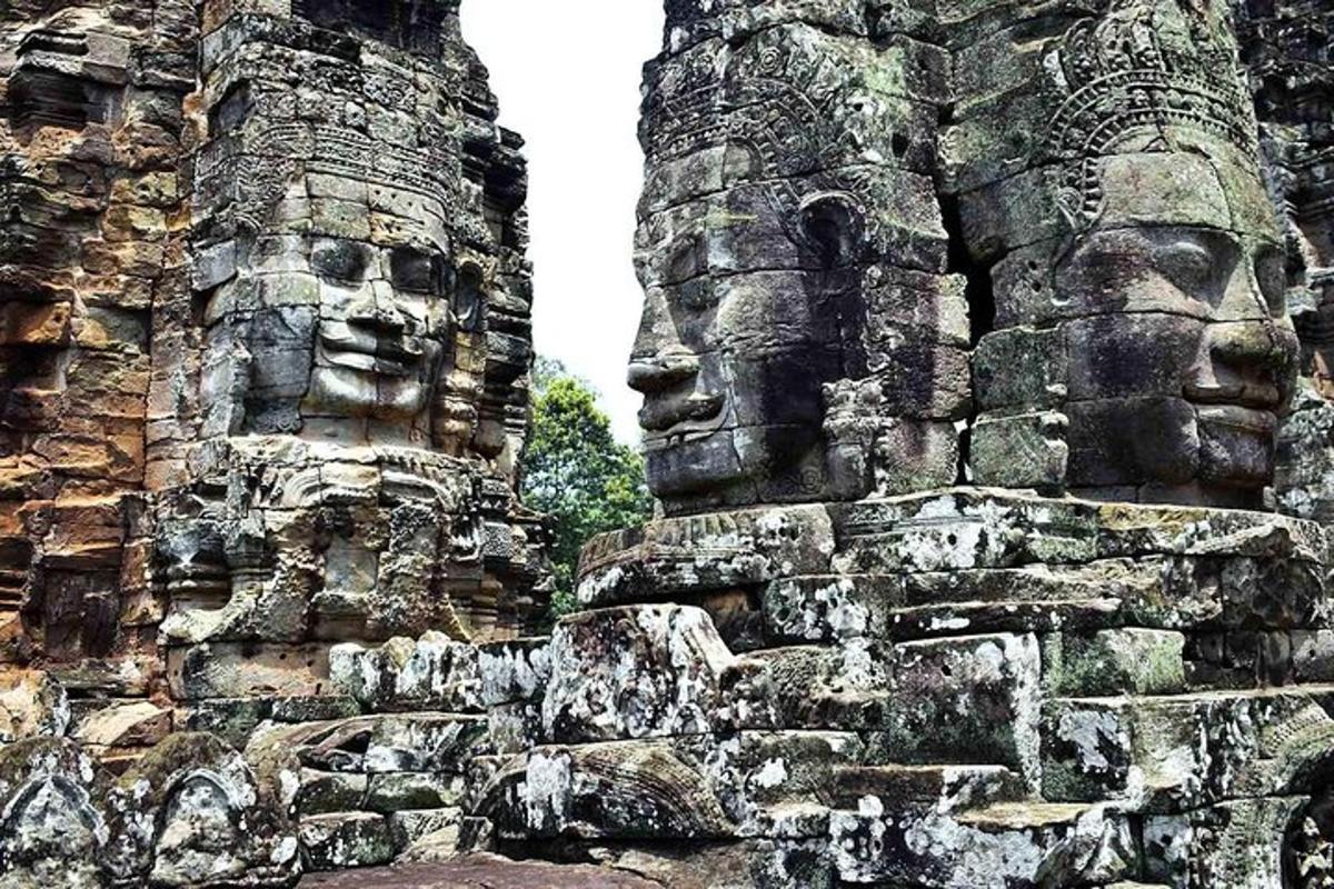 duas grandes faces de pedra na lateral de um edifício