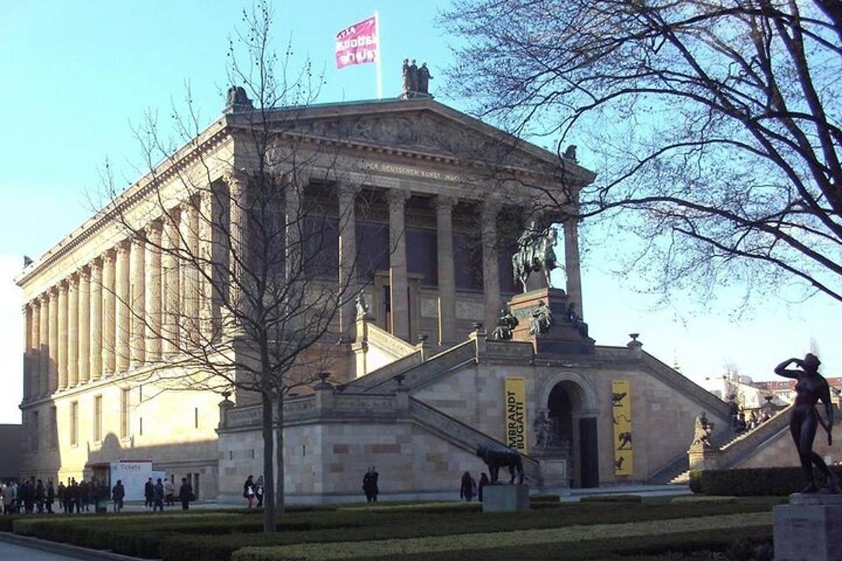 velká budova s vlajkou na střeše