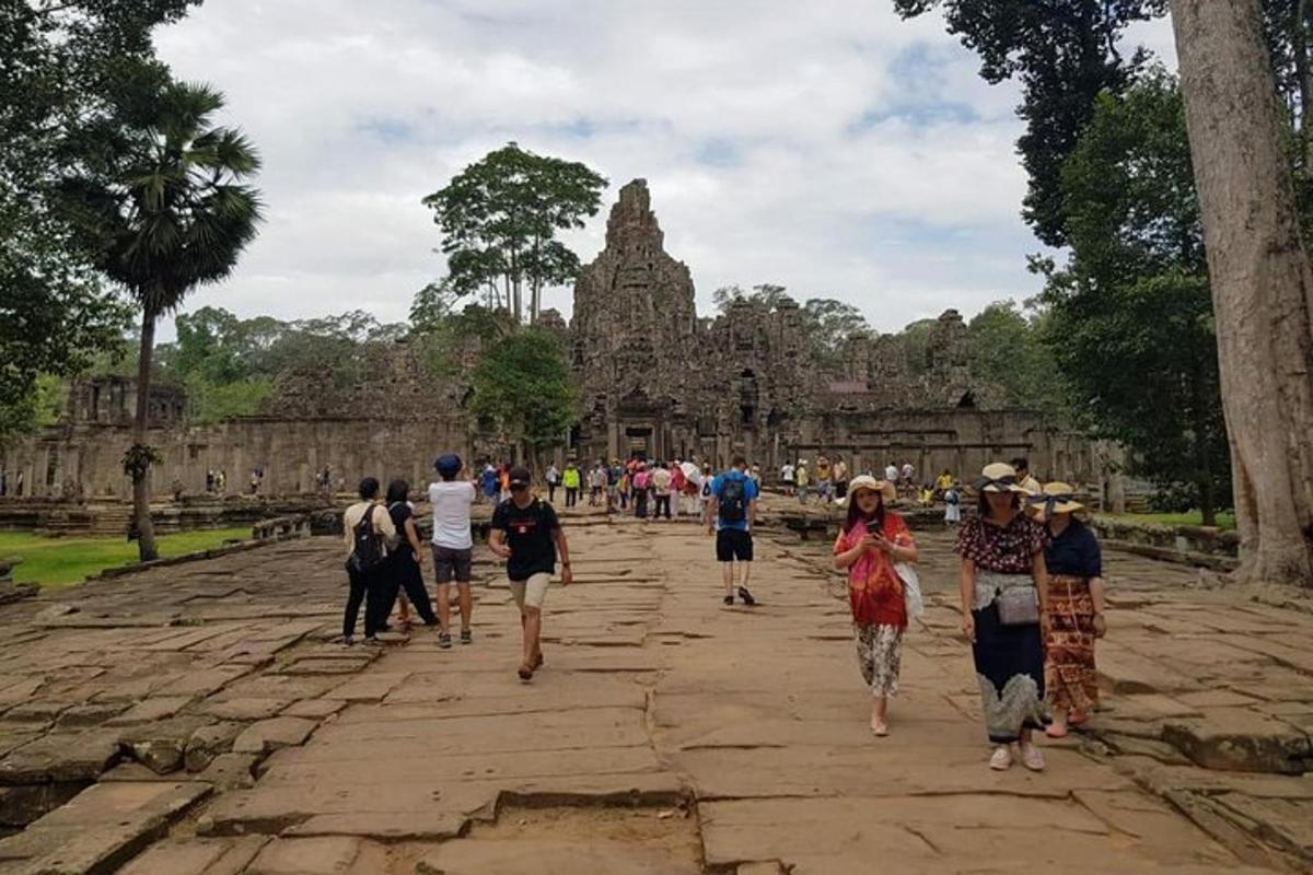un grup de persones caminant davant d'un temple