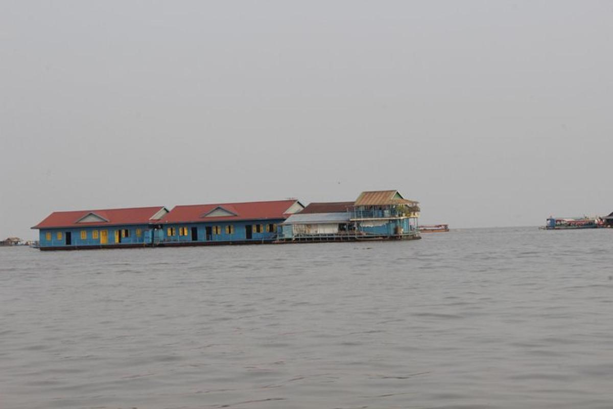 una casa su una barca in acqua