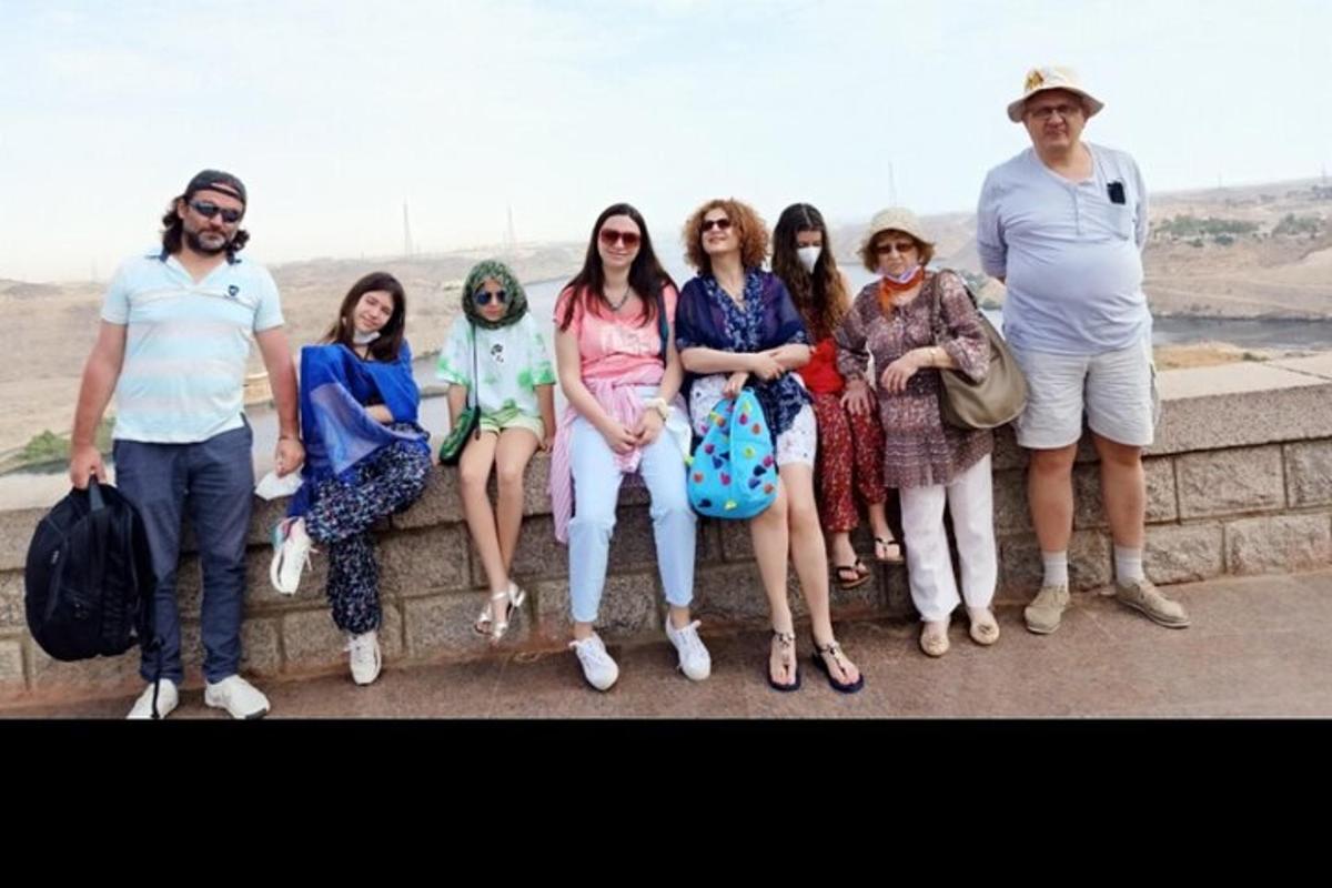 Un grupo de personas posando para una foto en una pared.