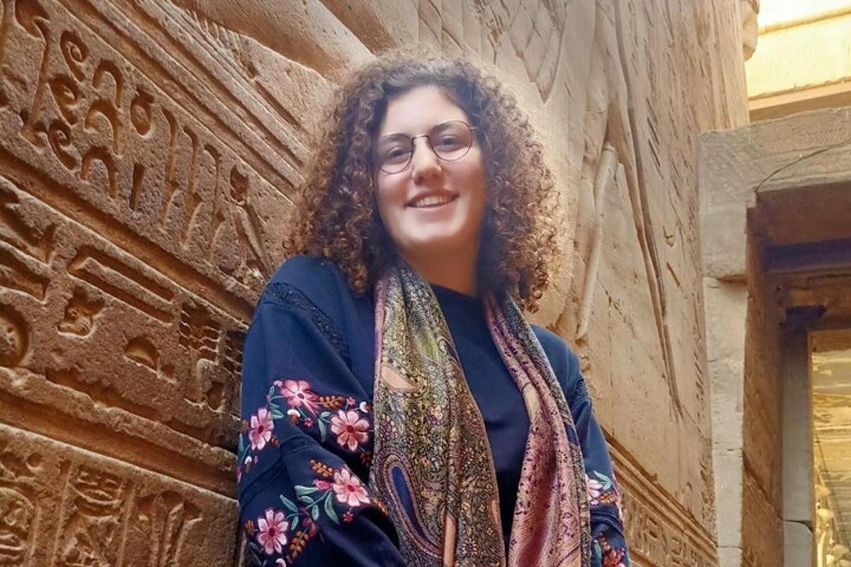 una mujer parada frente a una pared