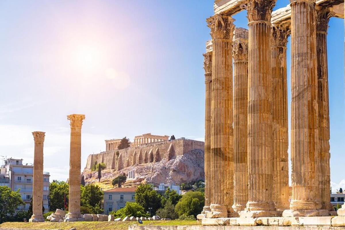un edifici antic amb columnes davant d'una muntanya