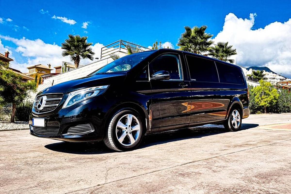 černé SUV zaparkované na parkovišti