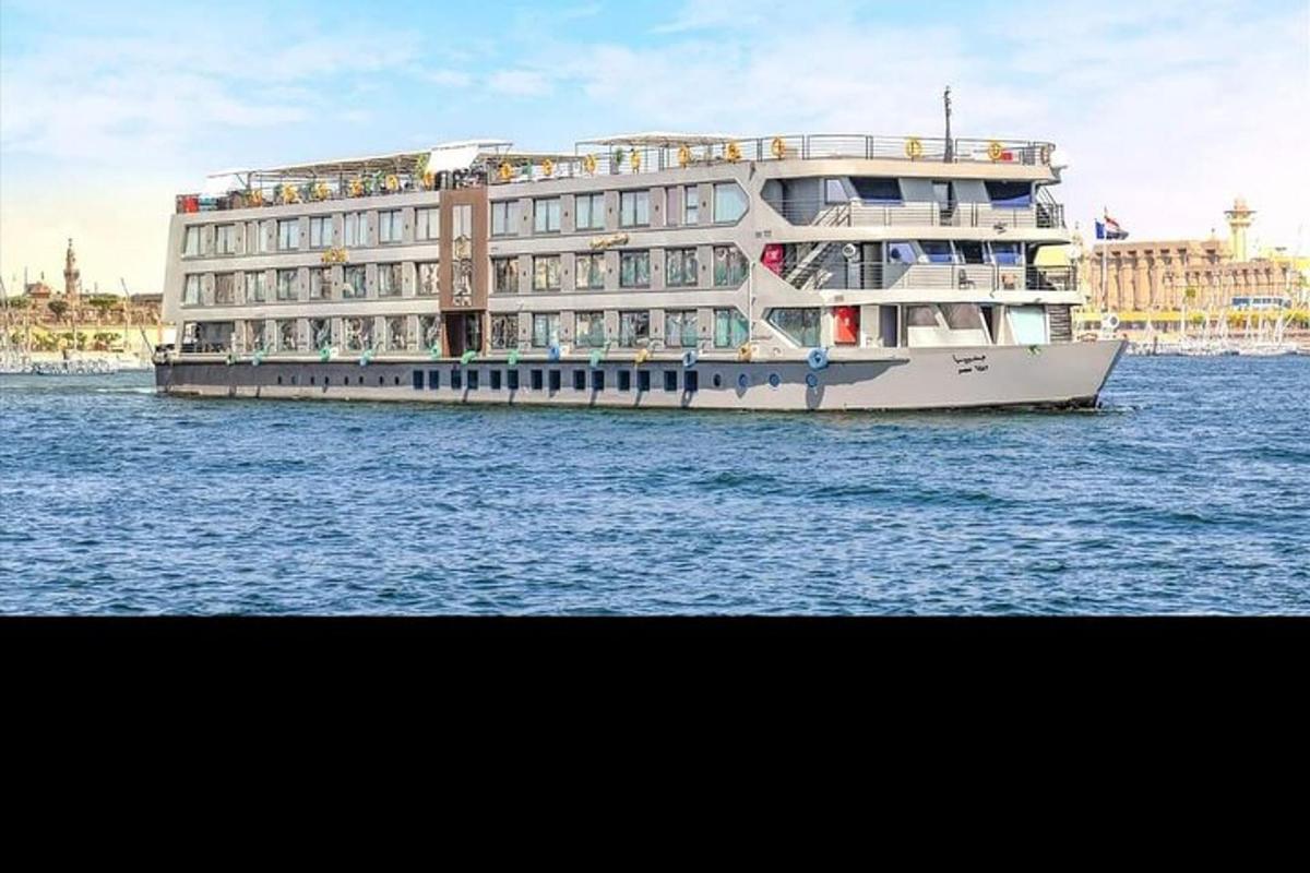 μια μεγάλη βάρκα στο νερό με ένα μεγάλο κτίριο