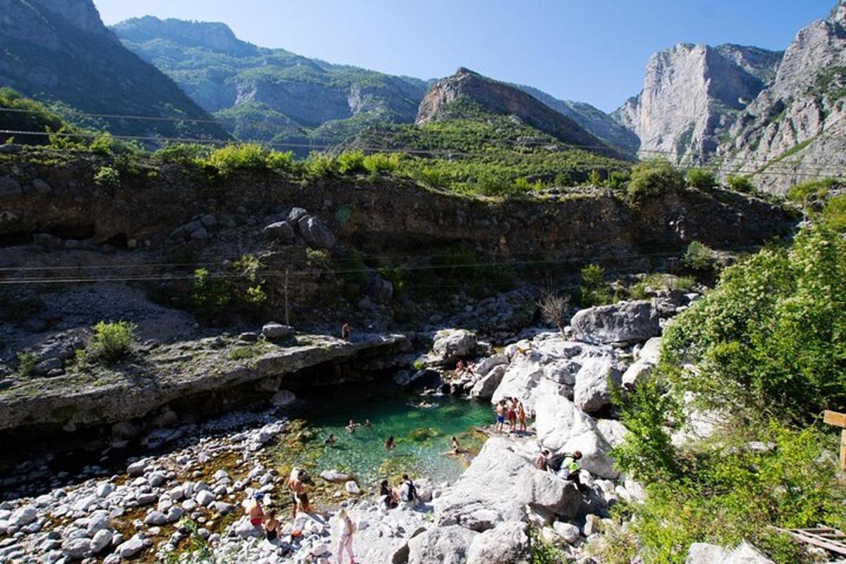 un gruppo di persone che nuotano in un fiume di montagna