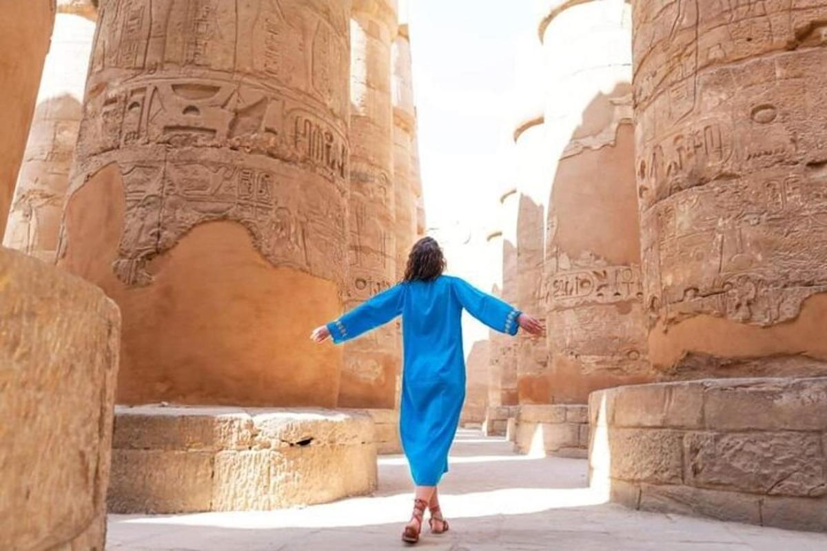 امرأة ترتدي ثوبًا أزرقًا تمشي في أطلال قديمة