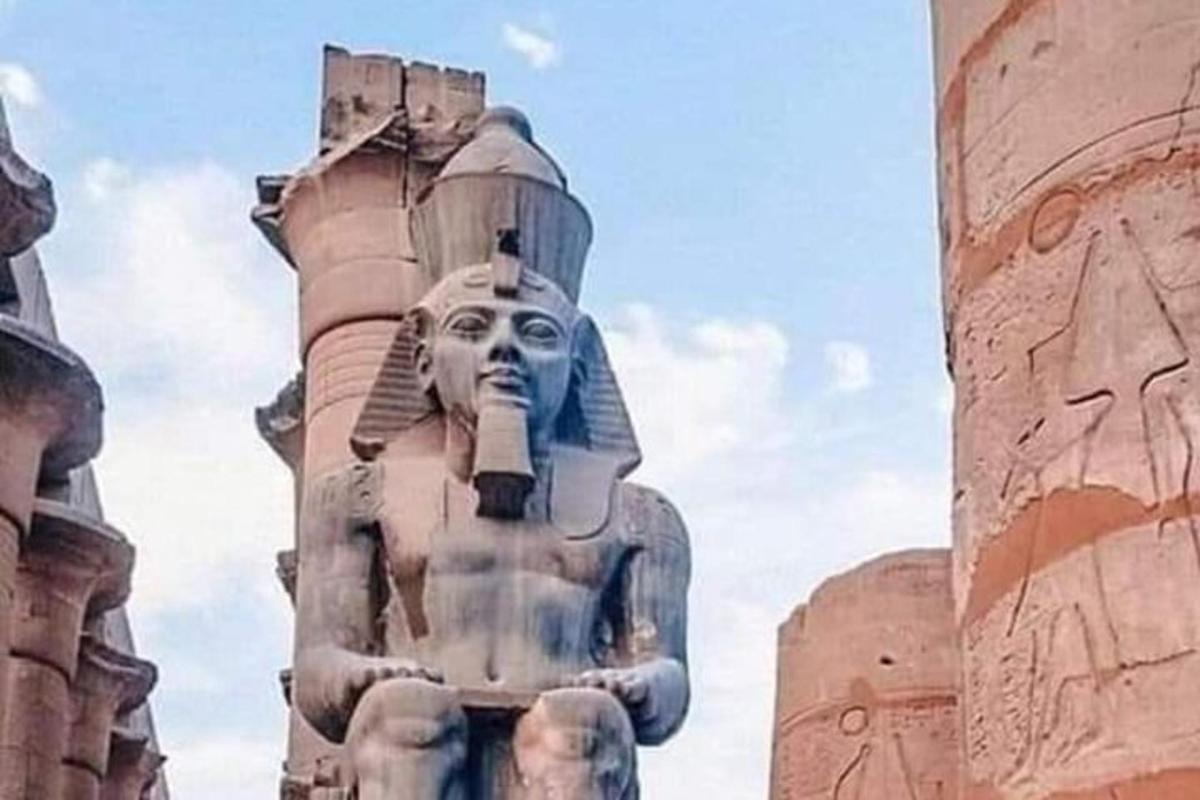 ένα άγαλμα κεφαλής στην πλευρά ενός κτιρίου