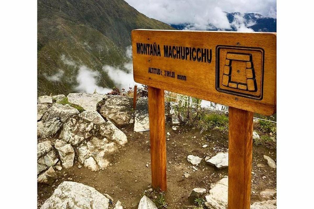 egy hegyoldalon lévő tábla