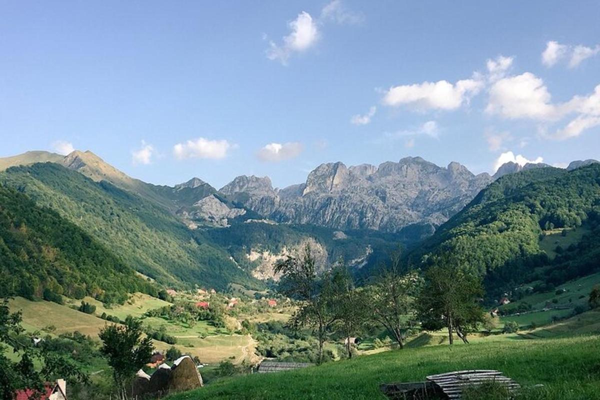 una vista di una valle con le montagne sullo sfondo