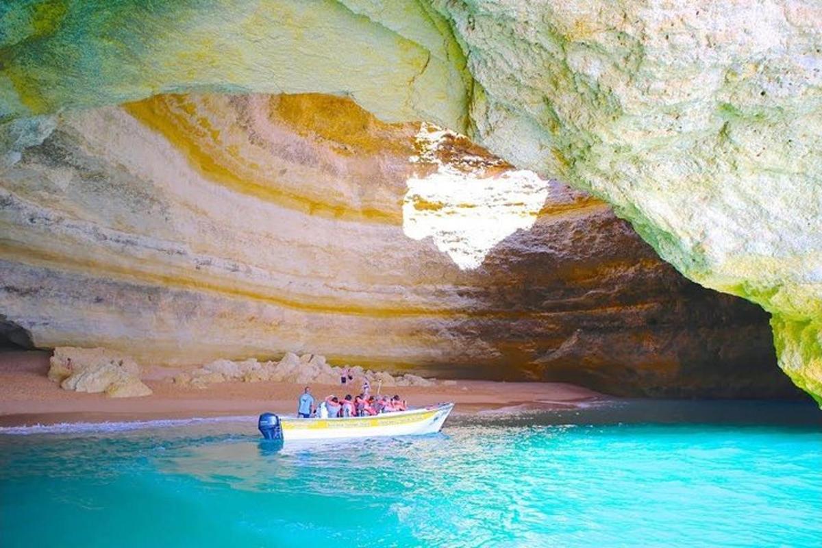 un gruppo di persone su una barca in una grotta