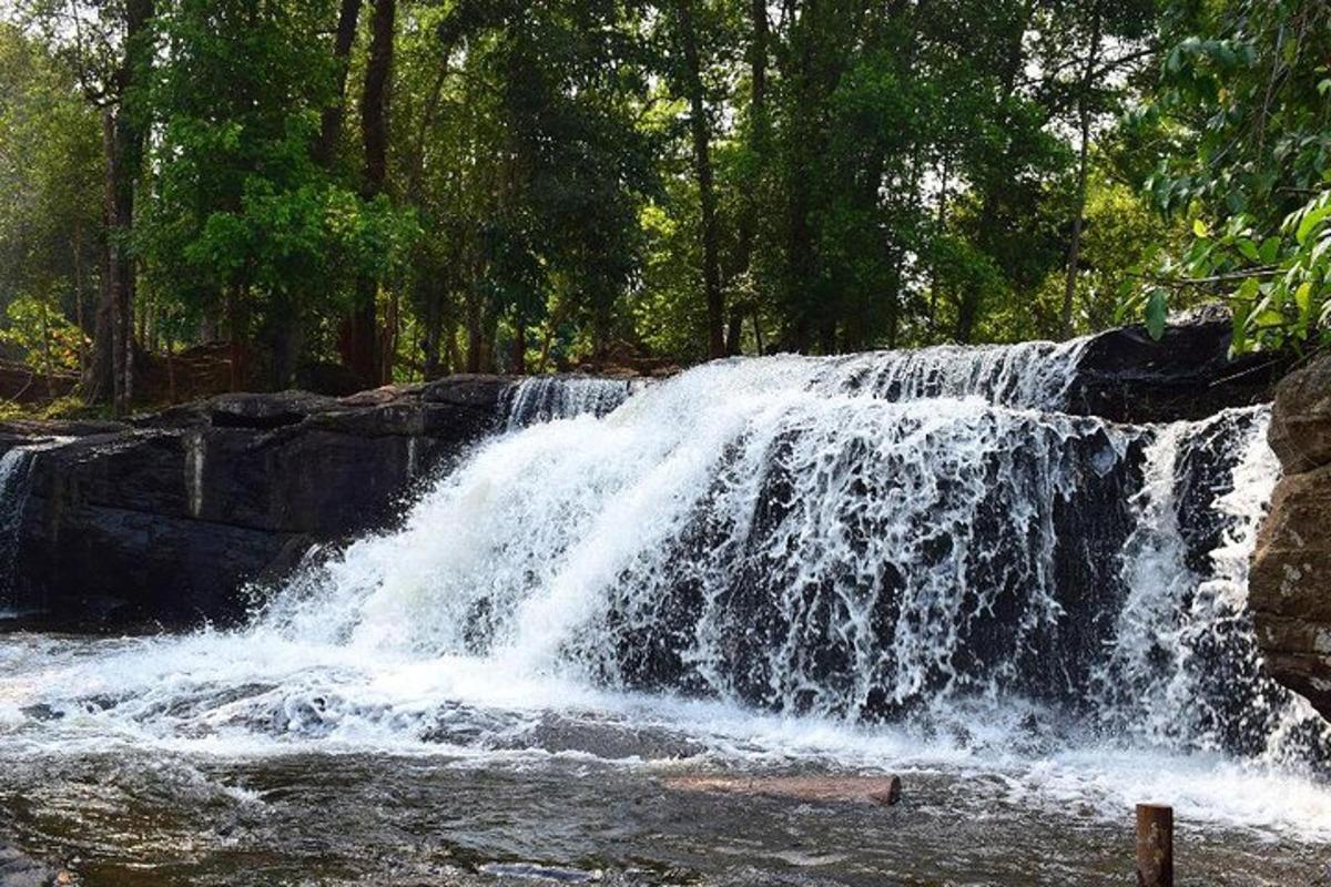una cascata in mezzo a un fiume