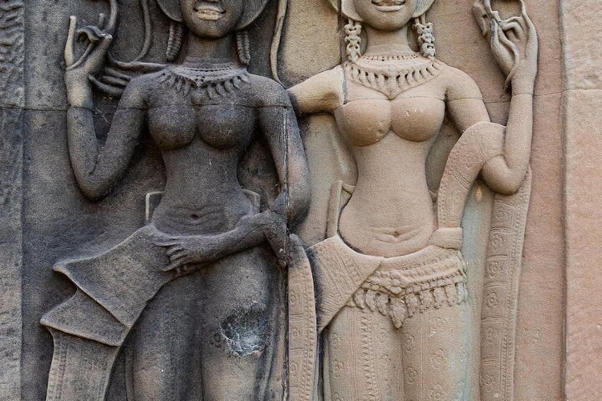 due statue di donne sul lato di un edificio