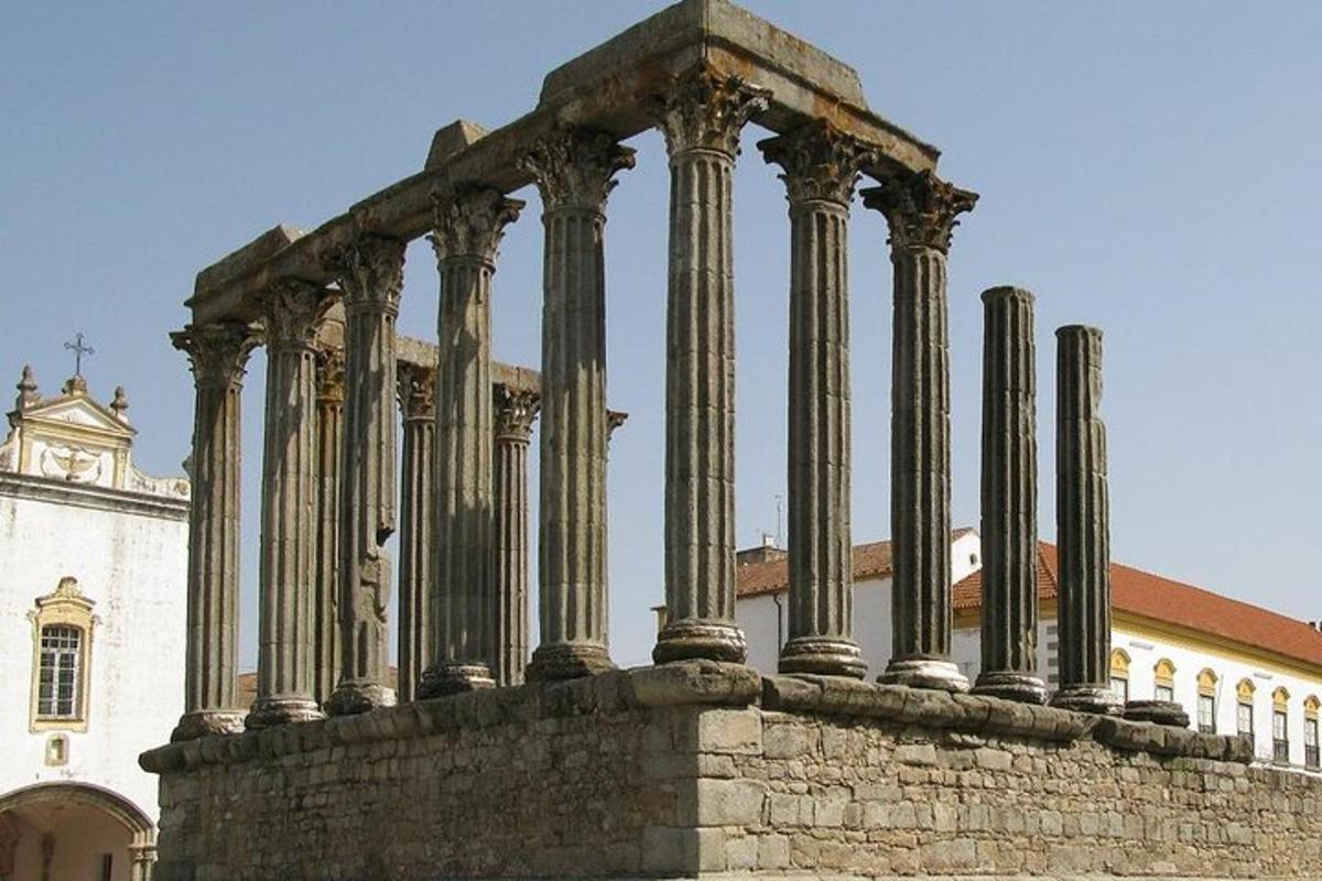 un gruppo di colonne in cima a un edificio