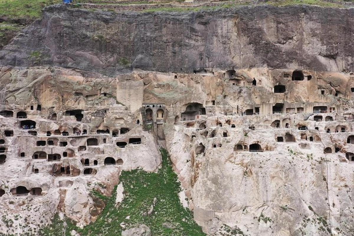 uma vista aérea de habitações olitico-líticas na encosta de uma montanha
