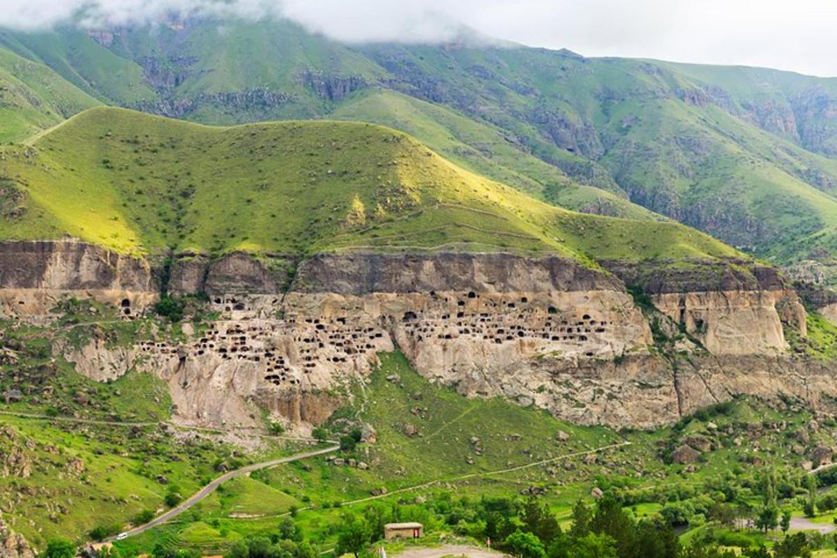 une vue d'une montagne avec un village dessus