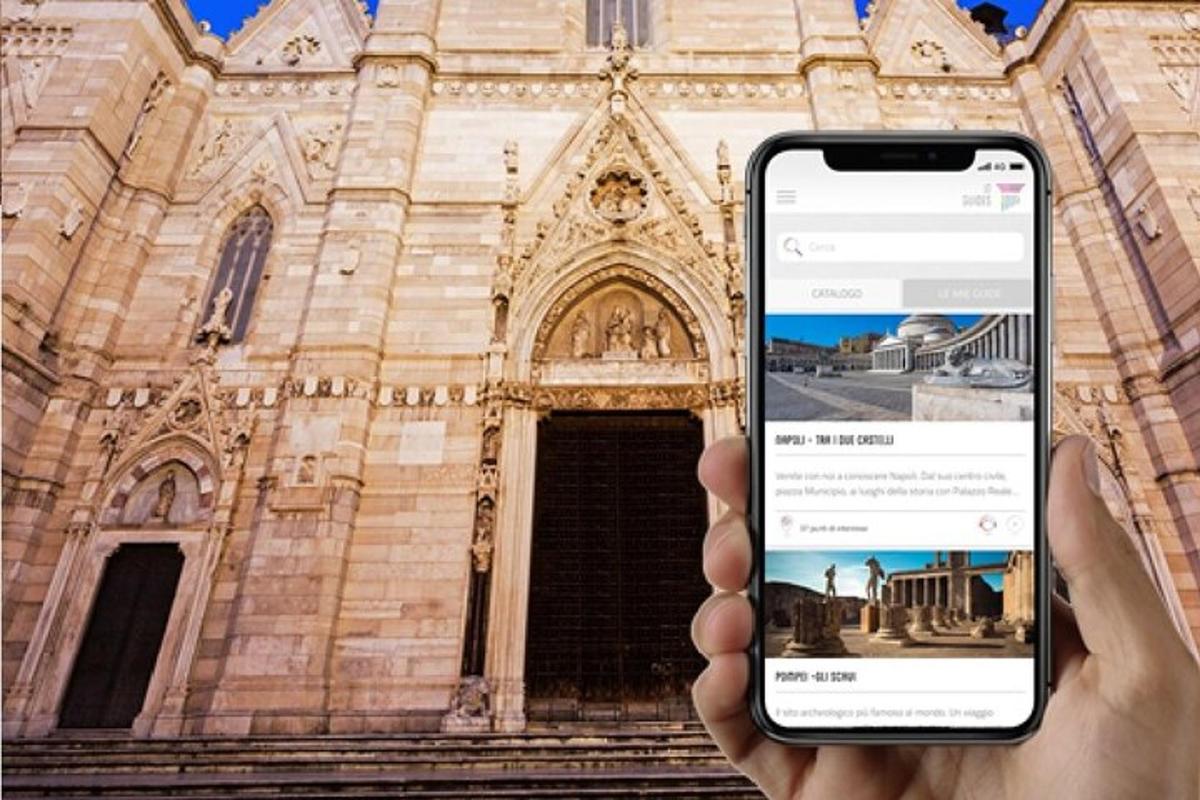 seseorang yang memegang telefon bimbit di hadapan sebuah gereja