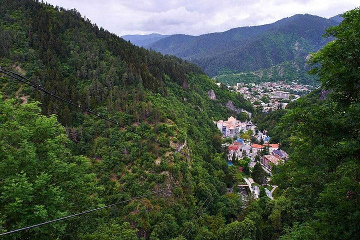 pohľad na mesto uprostred hory