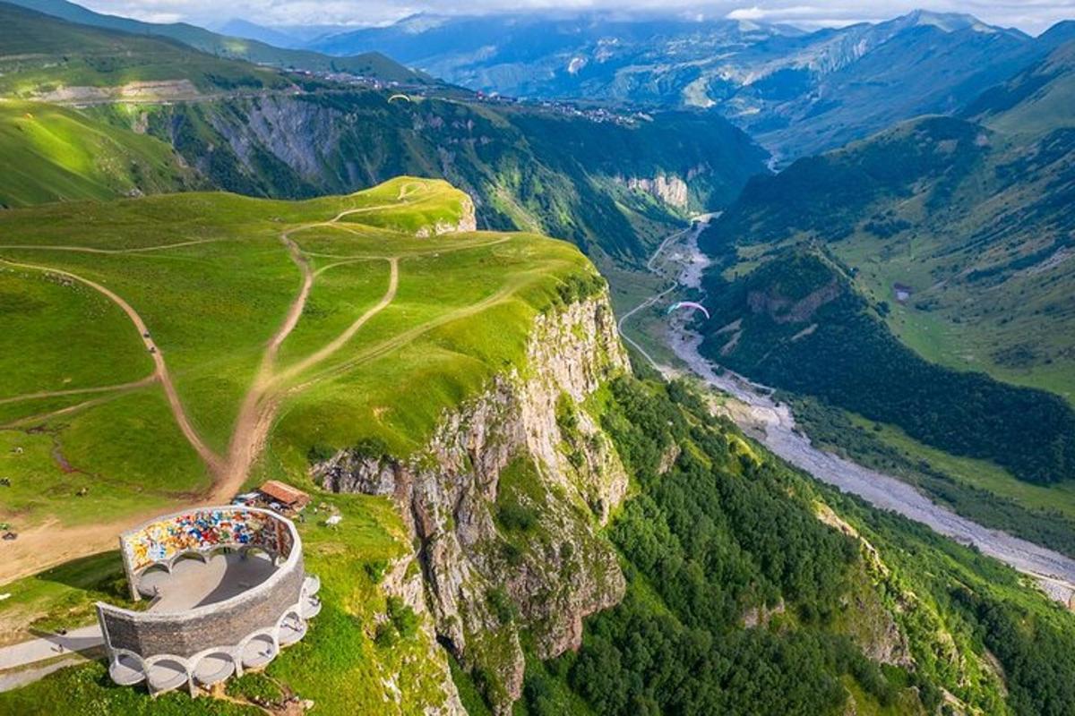 un edificio en la ladera de una montaña
