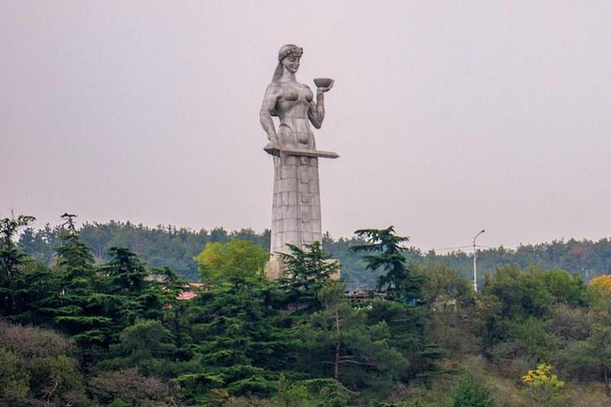 una estatua de un hombre parado en lo alto de una torre