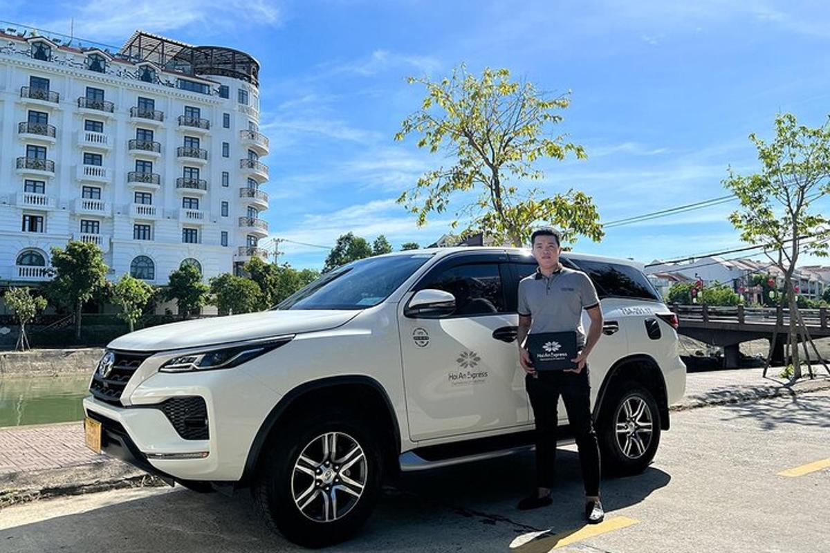 Muž stojí vedle bílého SUV