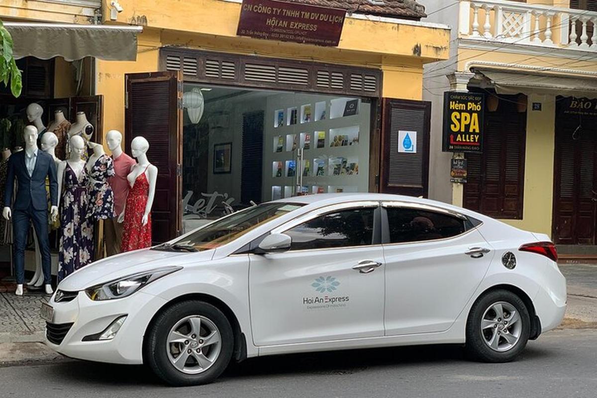 bílé auto zaparkované před obchodem