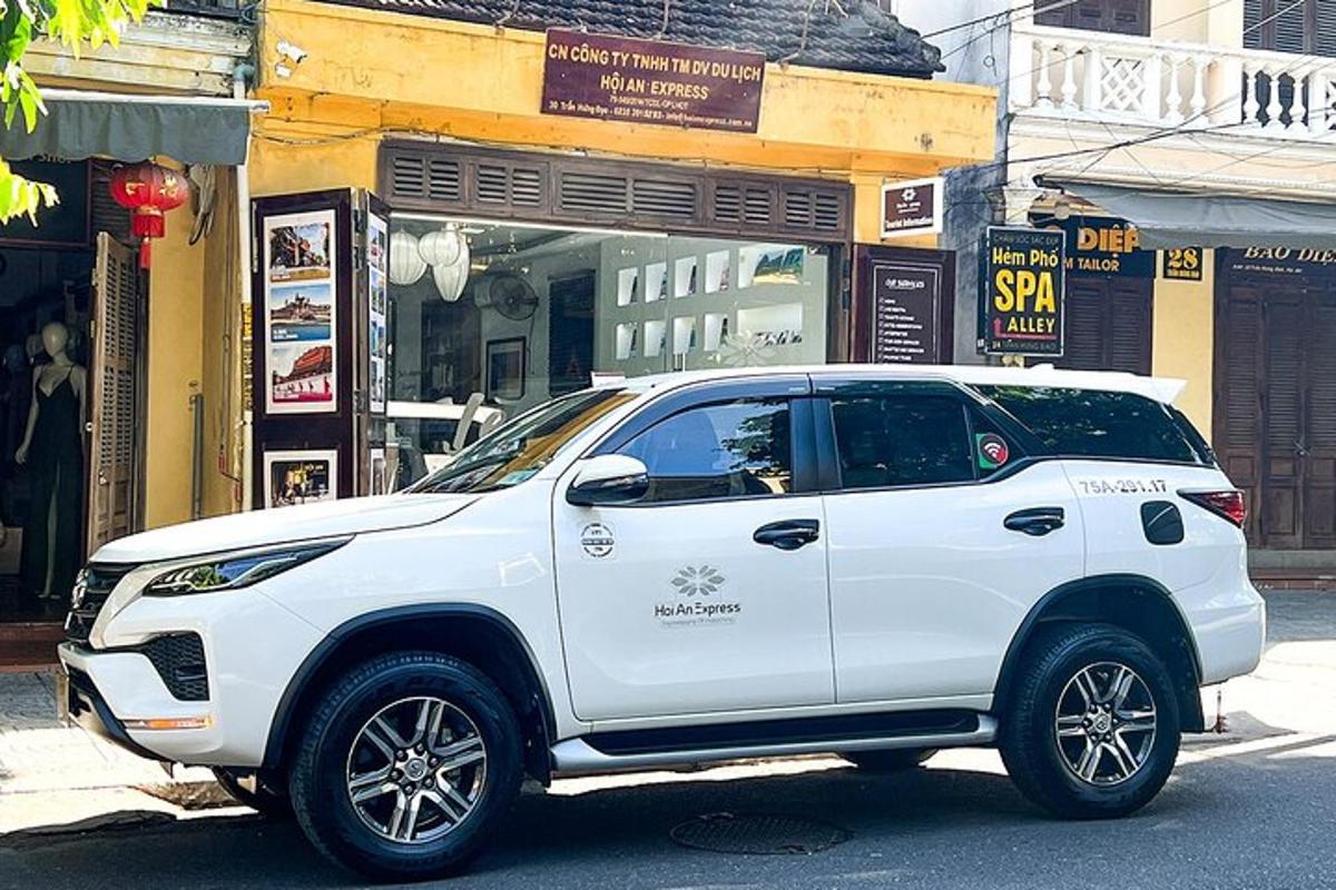 bílé SUV zaparkované na městské ulici