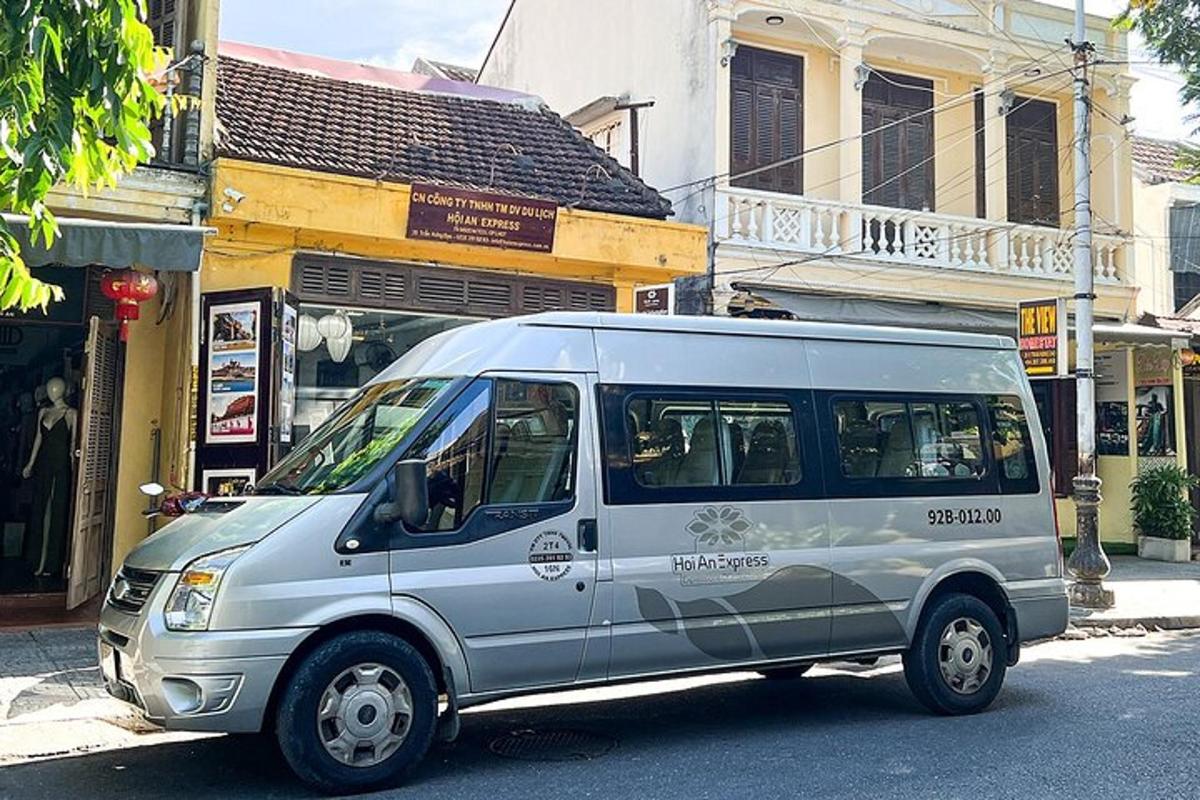 stříbrná dodávka zaparkovaná na kraji ulice