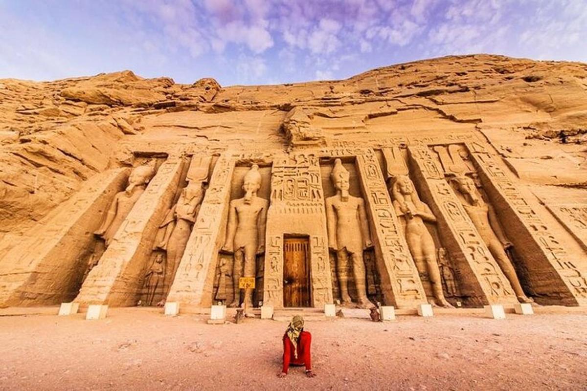 古代の建物の前に立っている人