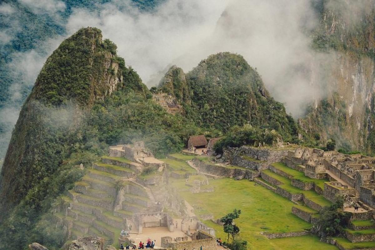 pemandangan runtuhan purba di gunung