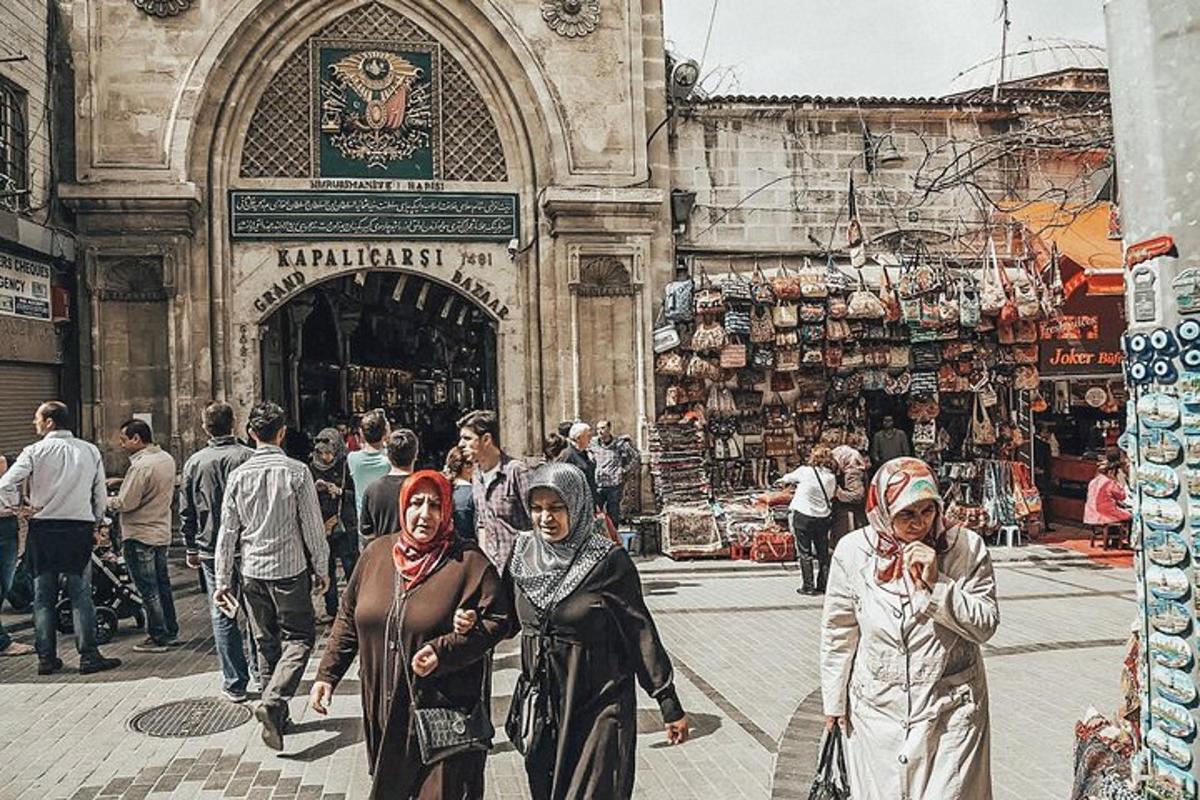 um grupo de pessoas caminhando pela rua em um mercado