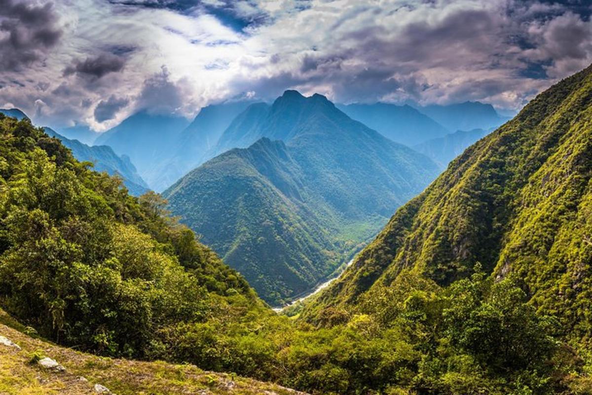 una vista di una valle tra le montagne