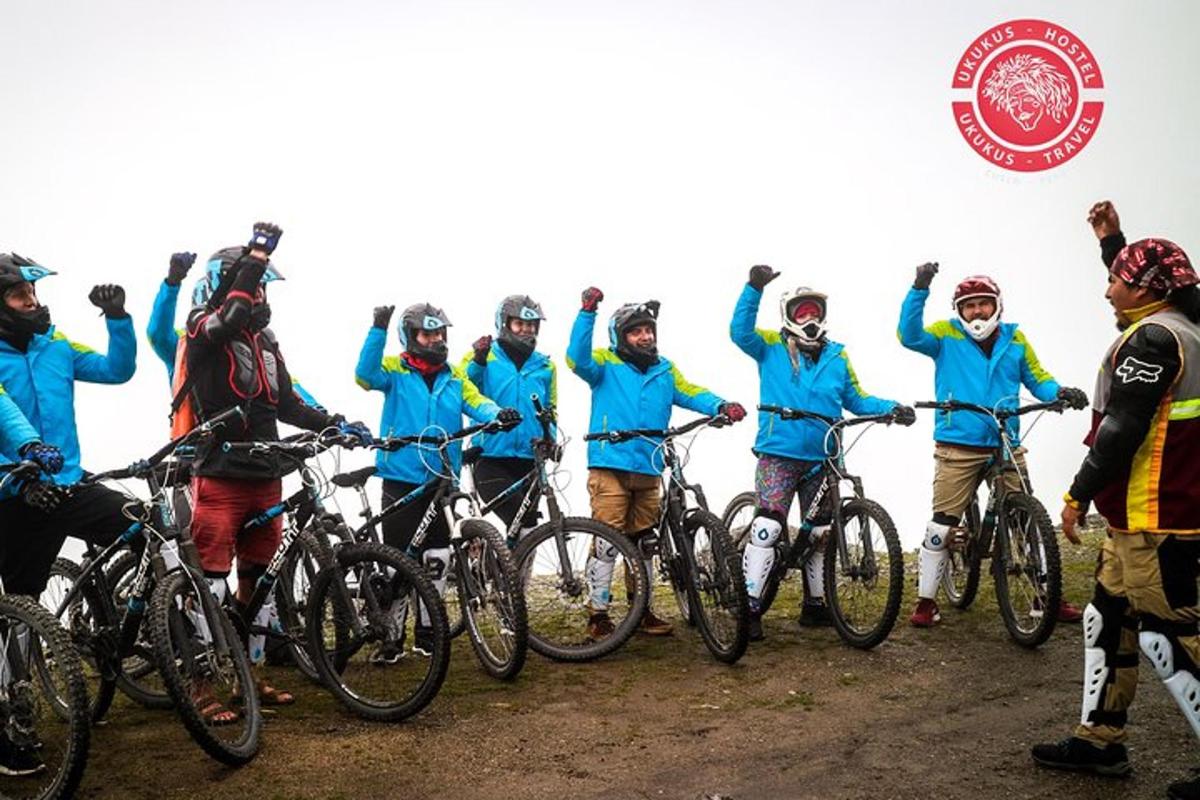 Un grupo de personas con camisas azules posando con sus bicicletas.