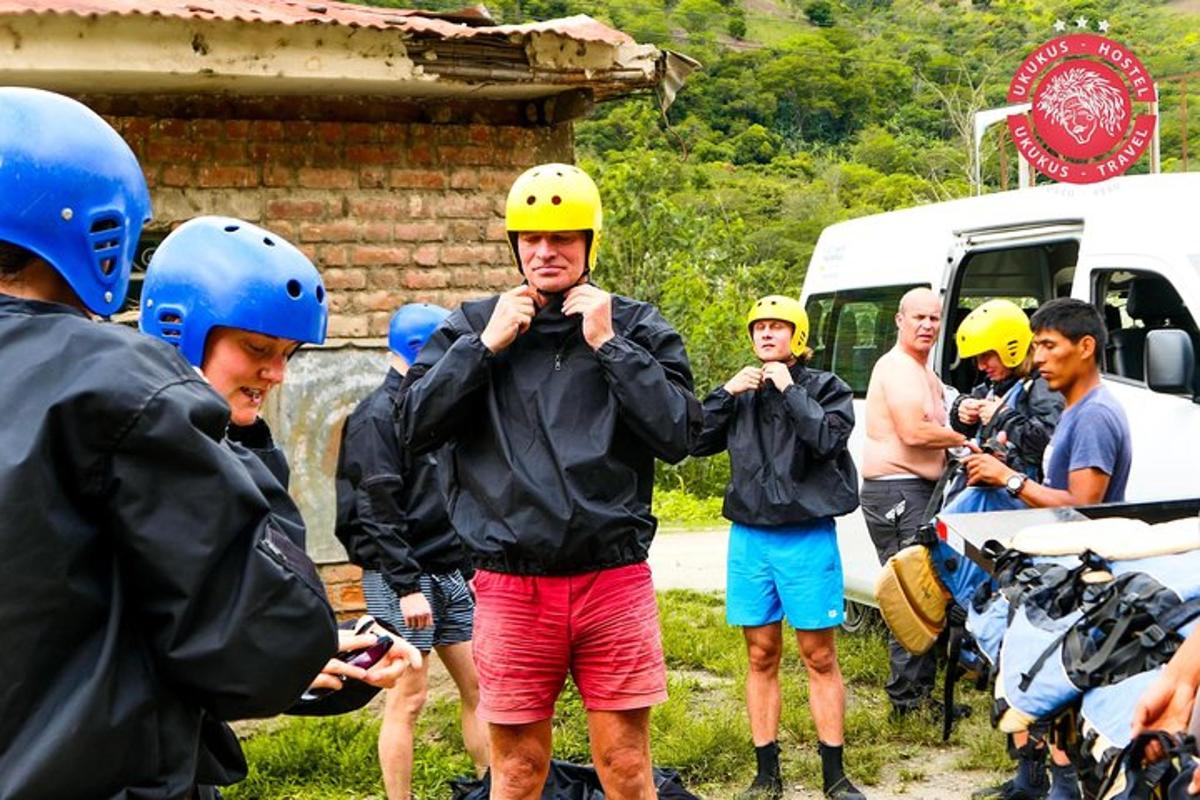 un gruppo di persone che indossano caschi in piedi intorno