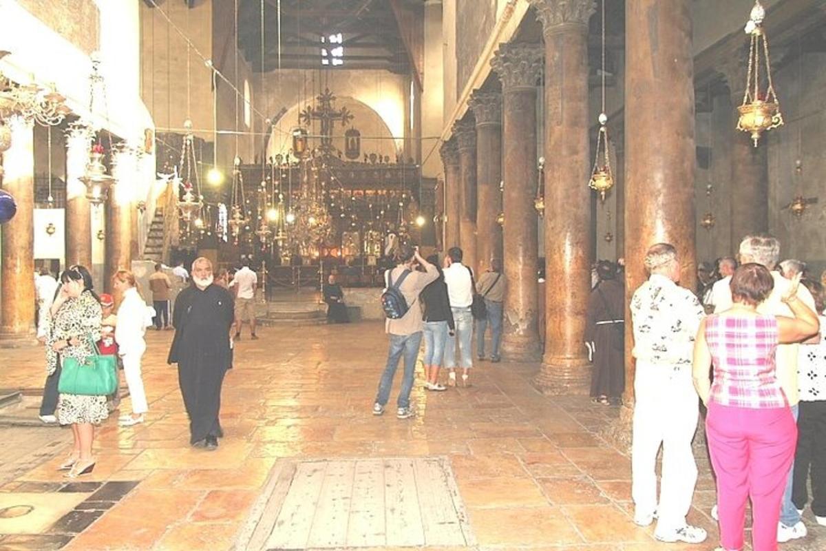 група људи који стоје у великој соби