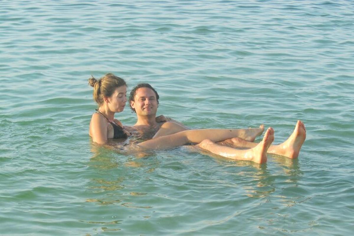 две жене седе у води у океану