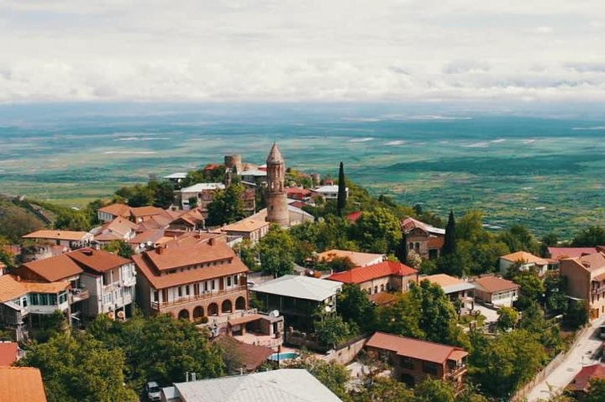 una vista aerea di una città con una torre dell'orologio
