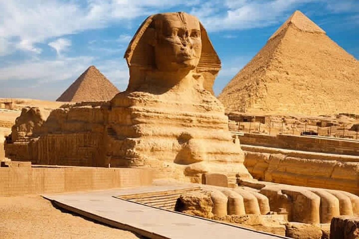 تمثال كبير أمام الأهرامات