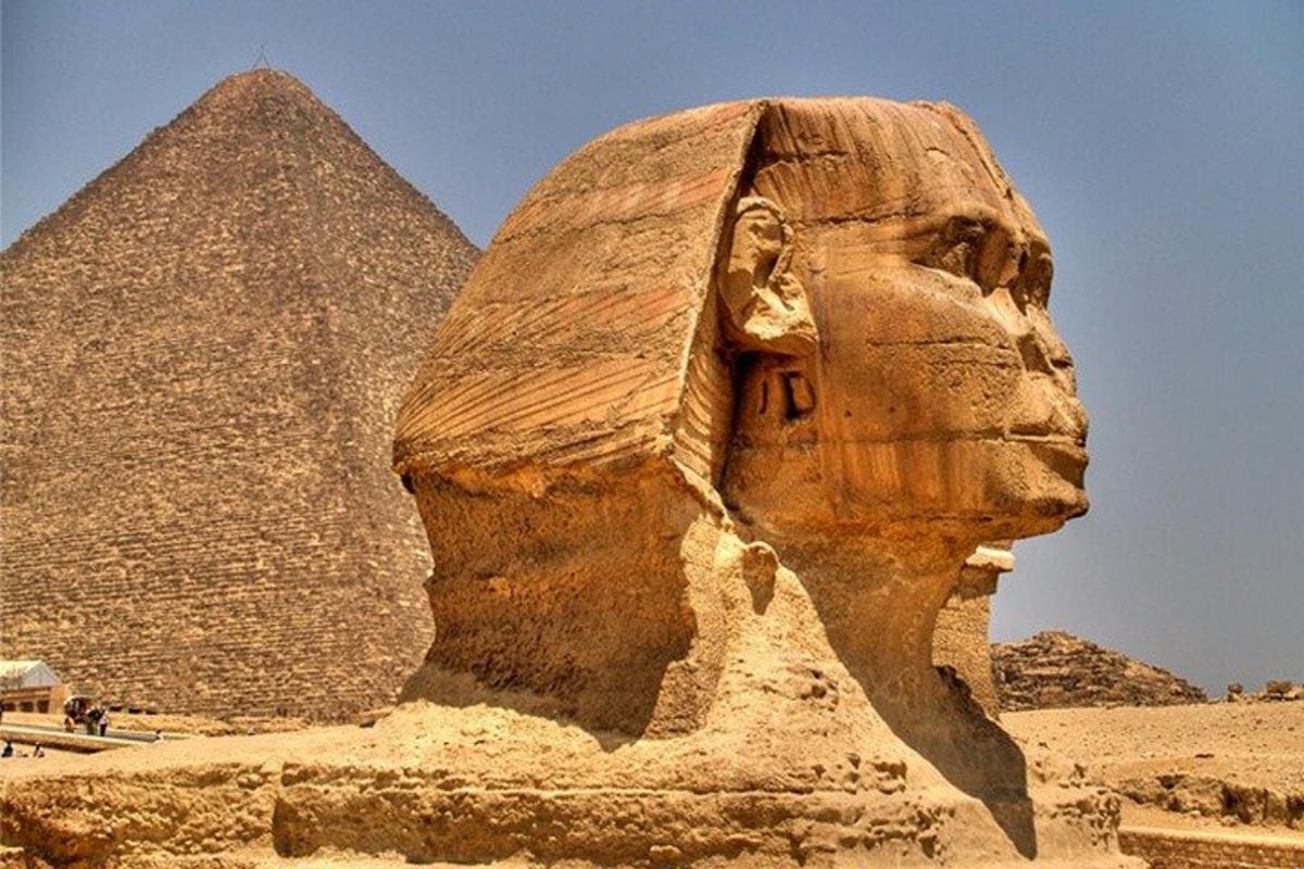 تمثال رأس أمام الأهرامات