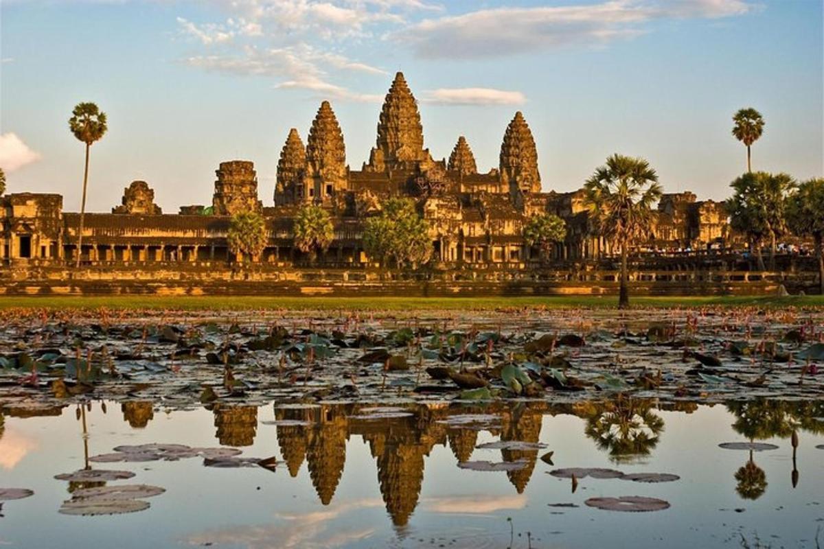 una vista di un tempio con ninfee nell'acqua