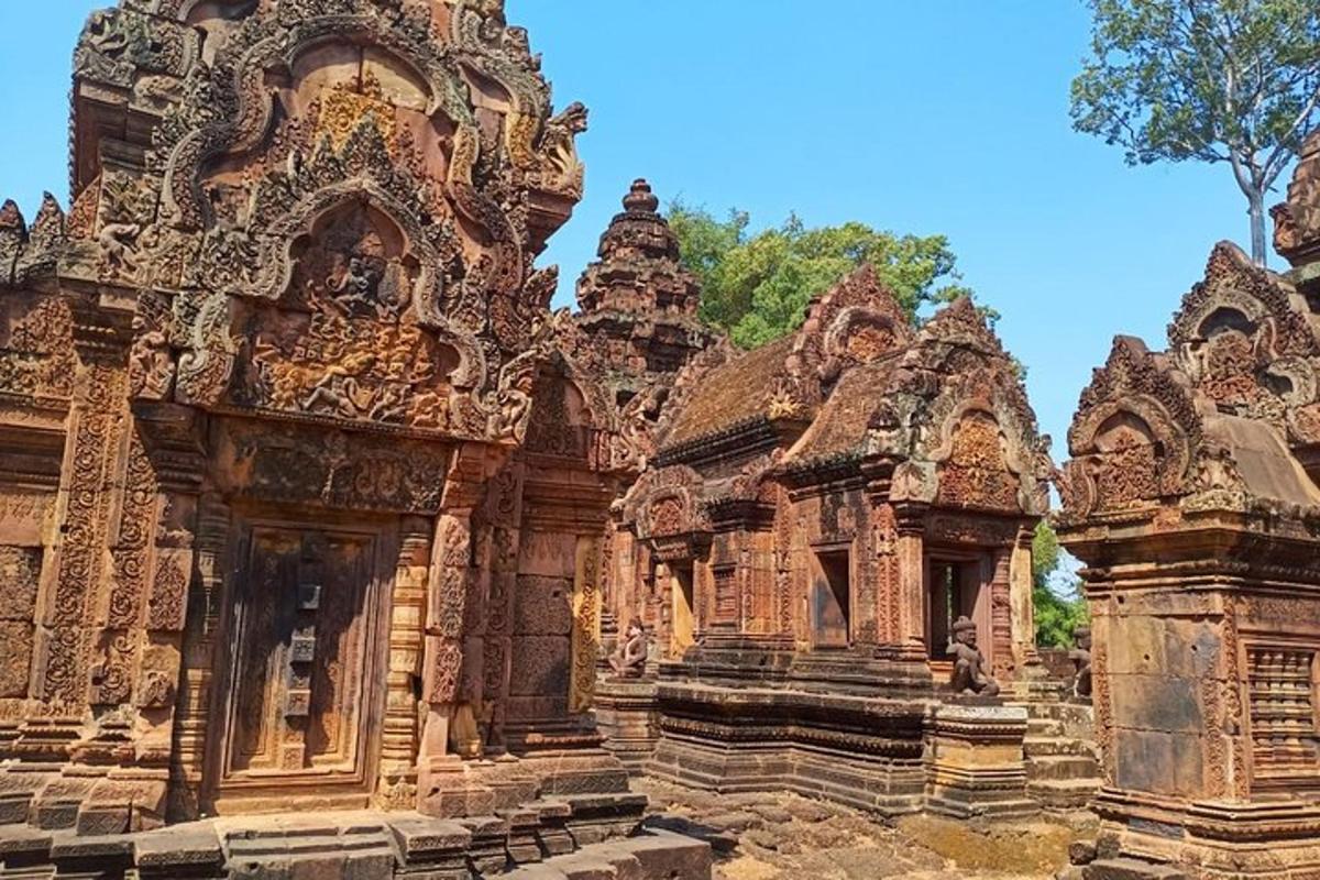 một tòa nhà cổ với kiến trúc trang trí công phu ở một thành phố châu Á
